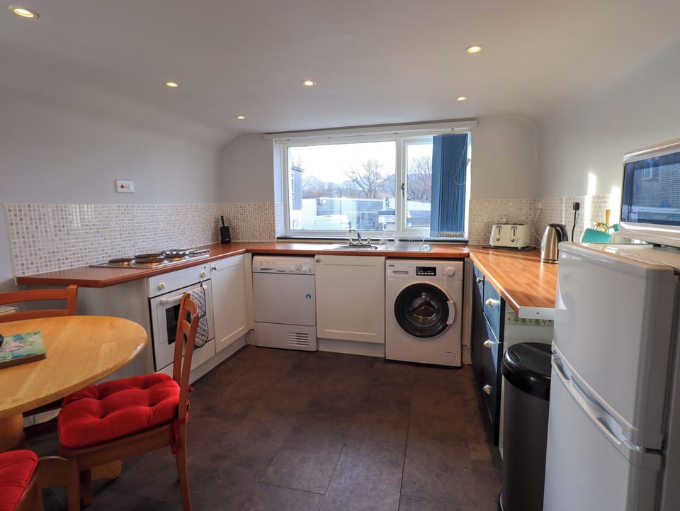 Fridge, dishwasher, cookware/dishes/utensils