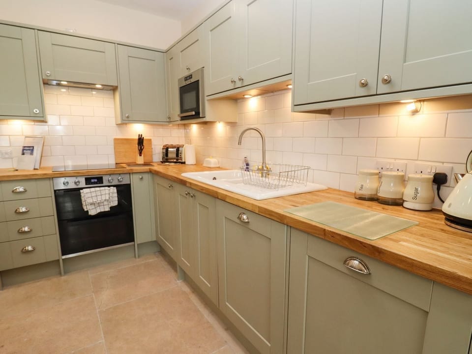 Fridge, dishwasher, electric kettle, cookware/dishes/utensils