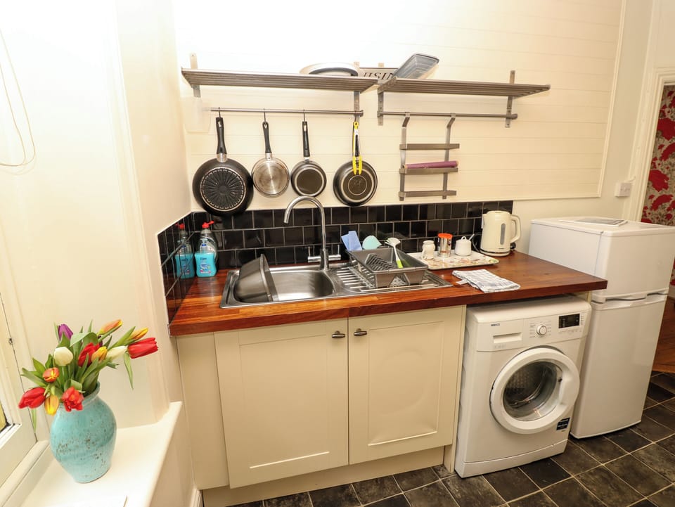 Fridge, cookware/dishes/utensils