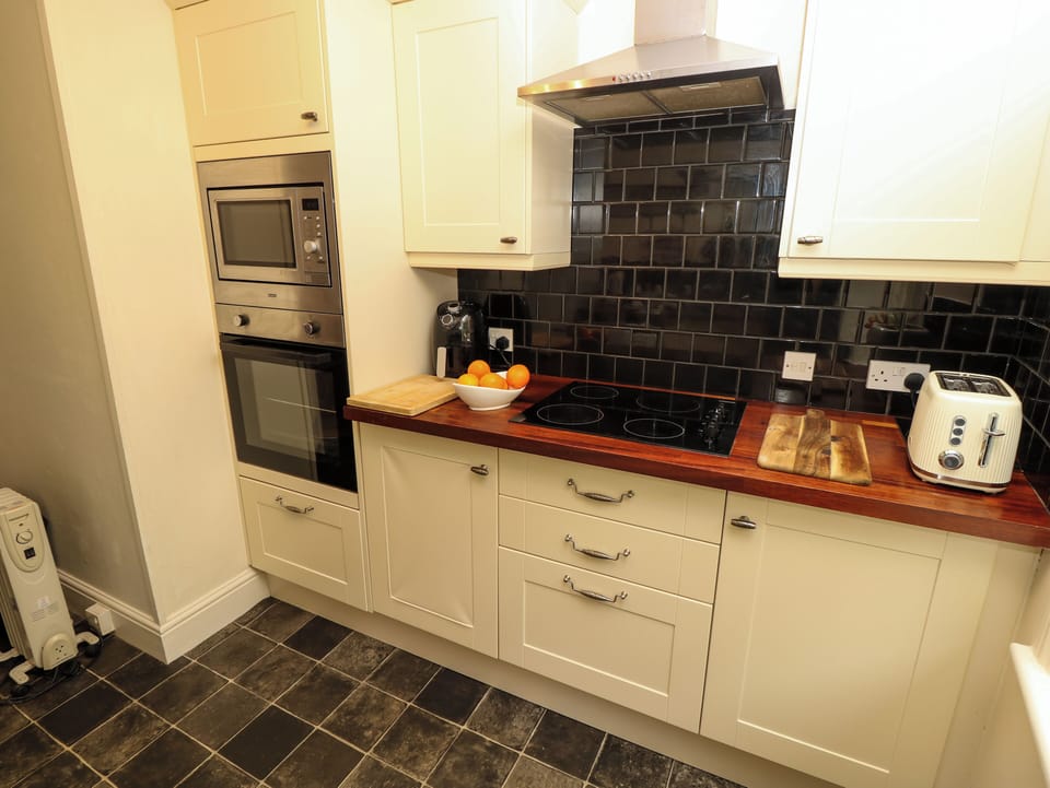 Fridge, cookware/dishes/utensils