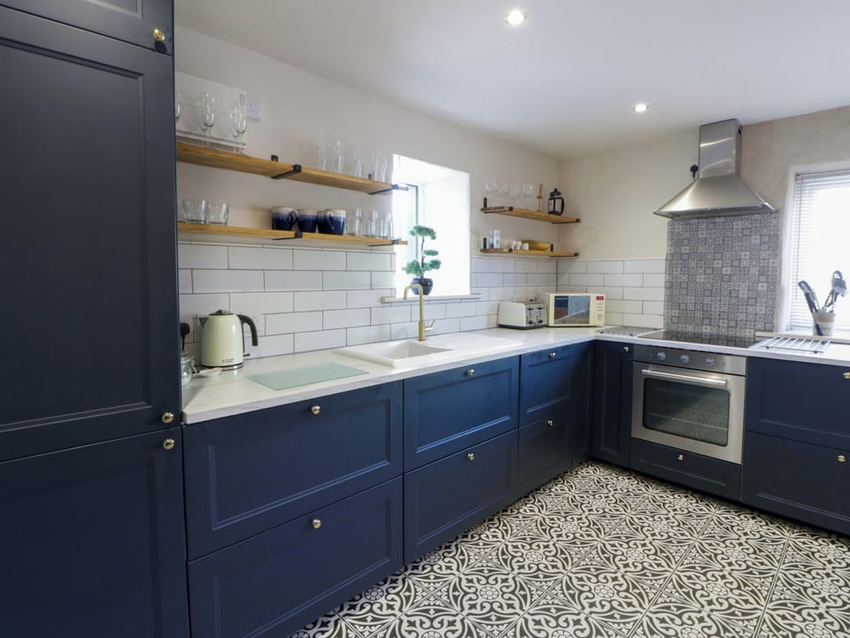 Cottage | Private kitchen | Fridge, dishwasher, cookware/dishes/utensils