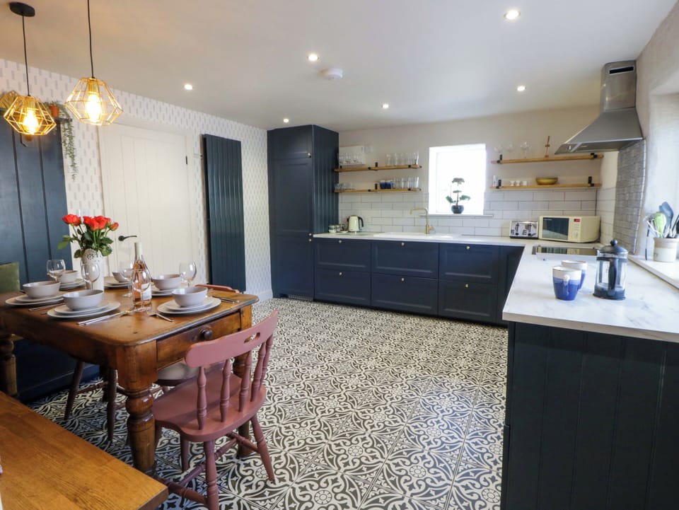 Cottage | Private kitchen | Fridge, dishwasher, cookware/dishes/utensils