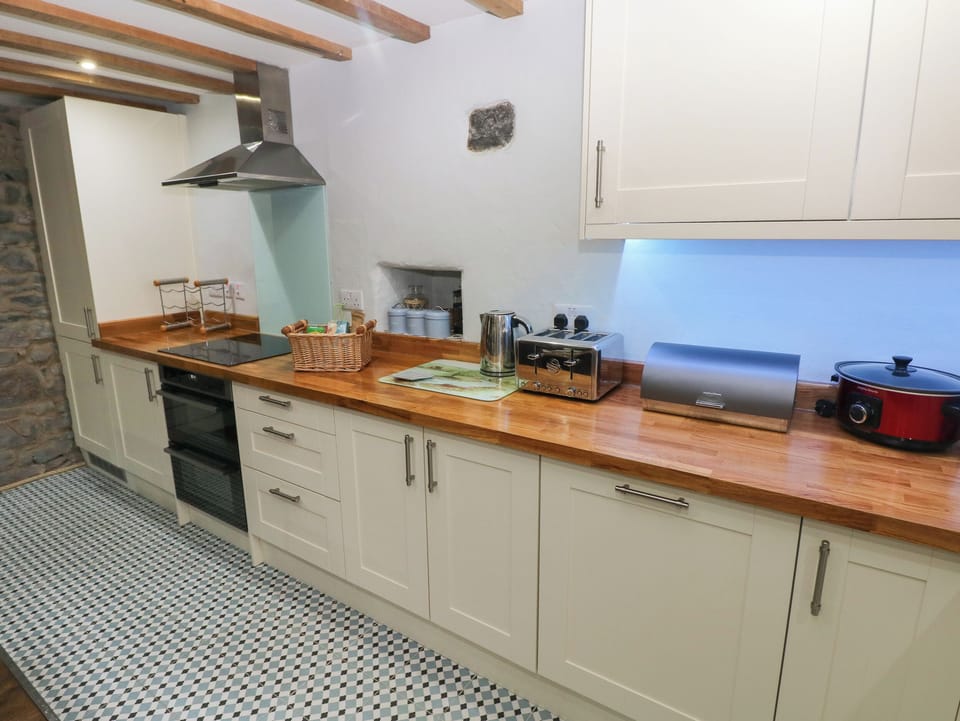 Fridge, dishwasher, toaster, cookware/dishes/utensils