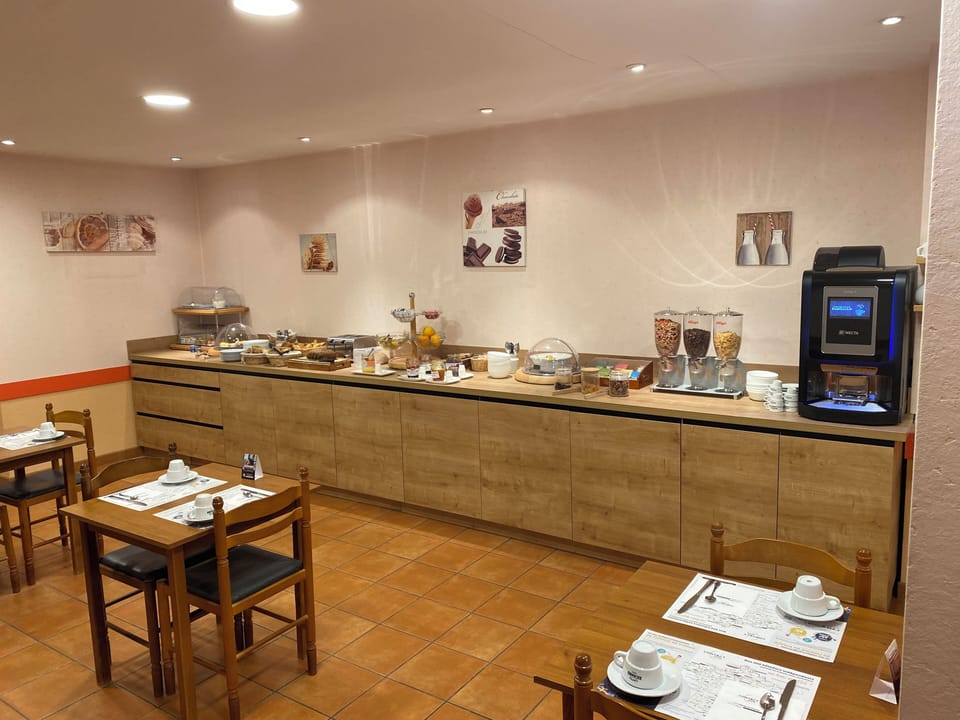 Daily continental breakfast (EUR 10.90 per person)