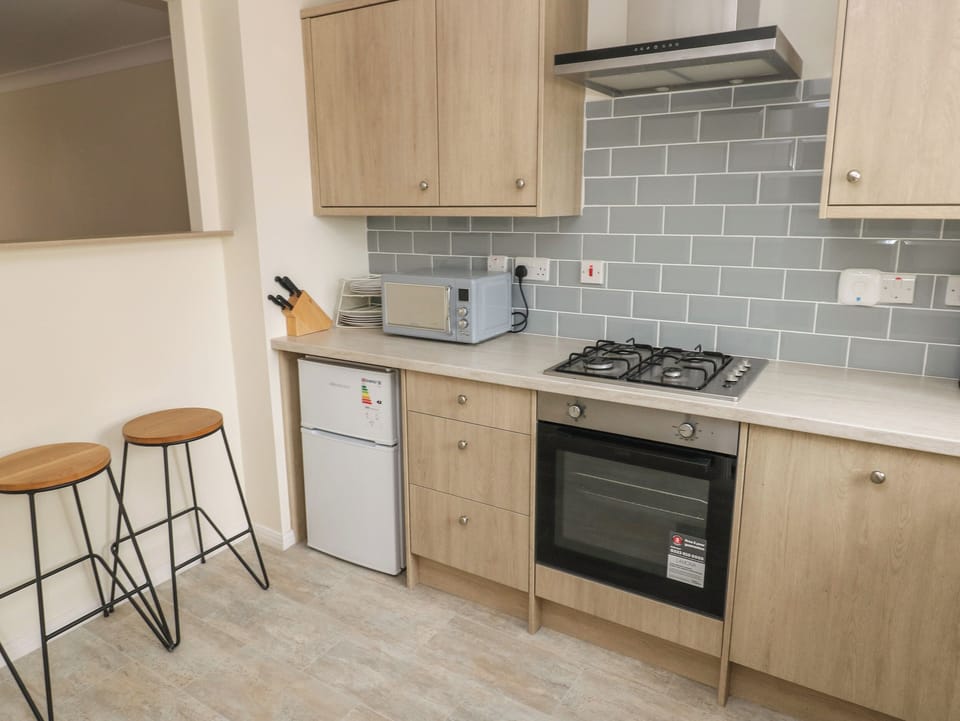 Dishwasher, electric kettle, toaster, cookware/dishes/utensils