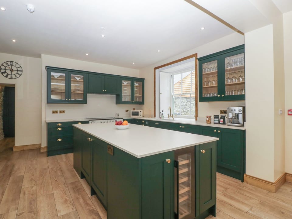 Cottage | Private kitchen | Dishwasher, cookware/dishes/utensils
