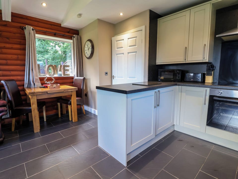 Cottage | Private kitchen | Fridge, dishwasher, cookware/dishes/utensils