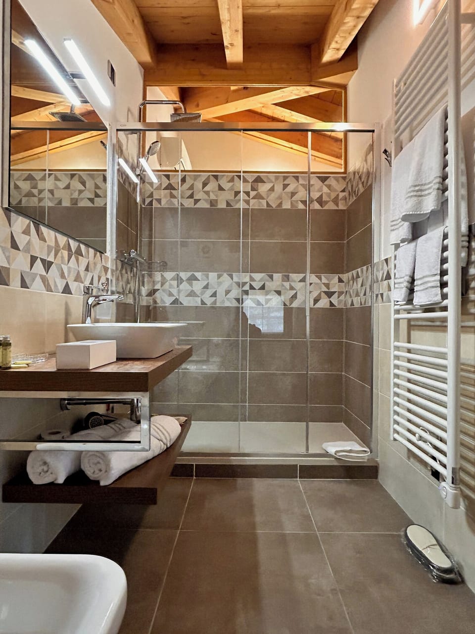 Superior Double Room, 1 King Bed, Garden View | Bathroom | Slippers, bidet