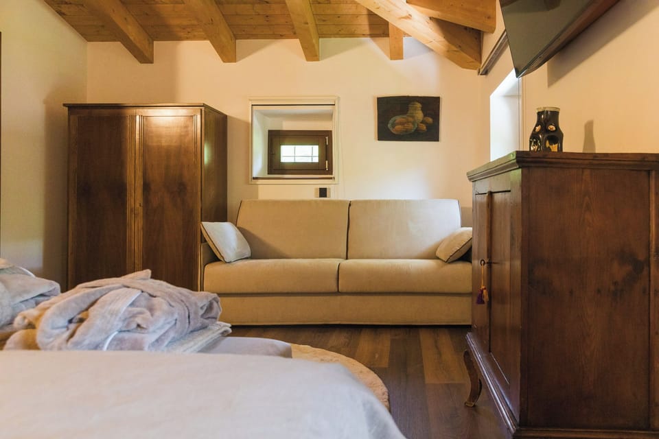 Superior Double Room, 1 King Bed, Garden View | In-room safe, free WiFi
