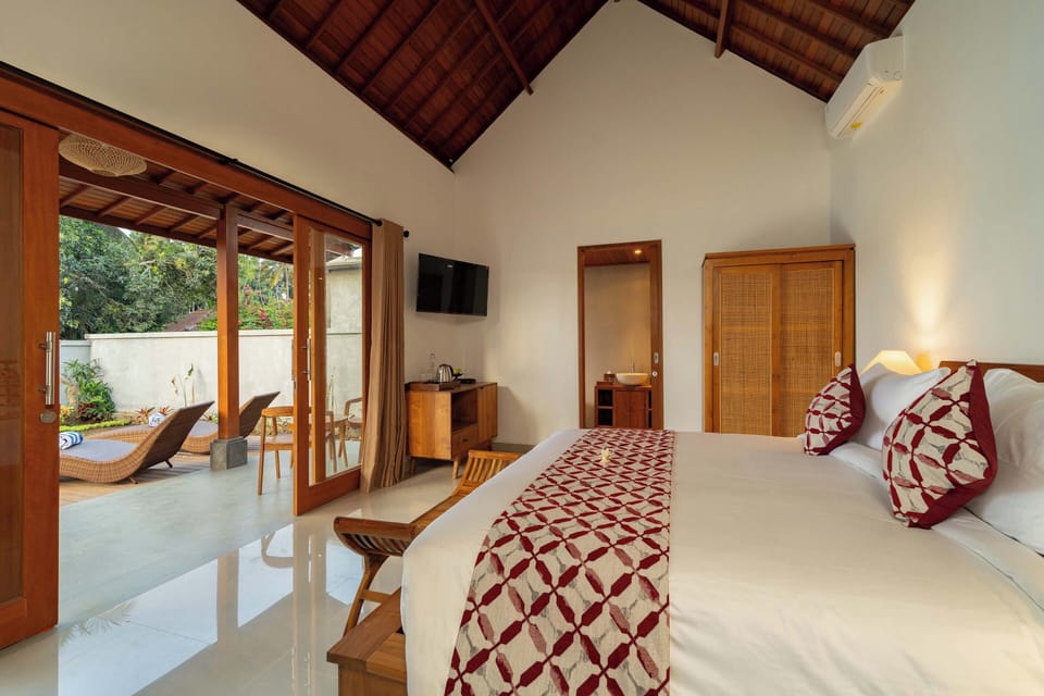 Luxury Villa, Pool View | Desk, free WiFi, bed sheets