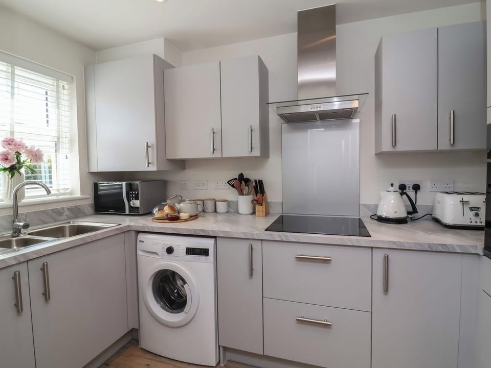 Cottage | Private kitchen | Fridge, electric kettle, toaster, cookware/dishes/utensils