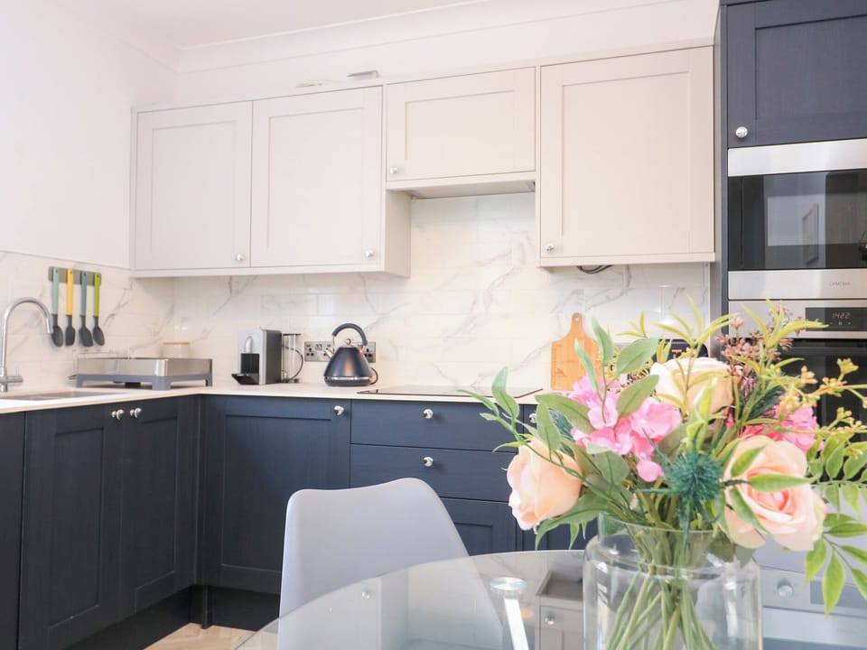 Cottage | Private kitchen | Fridge, dishwasher, electric kettle, toaster