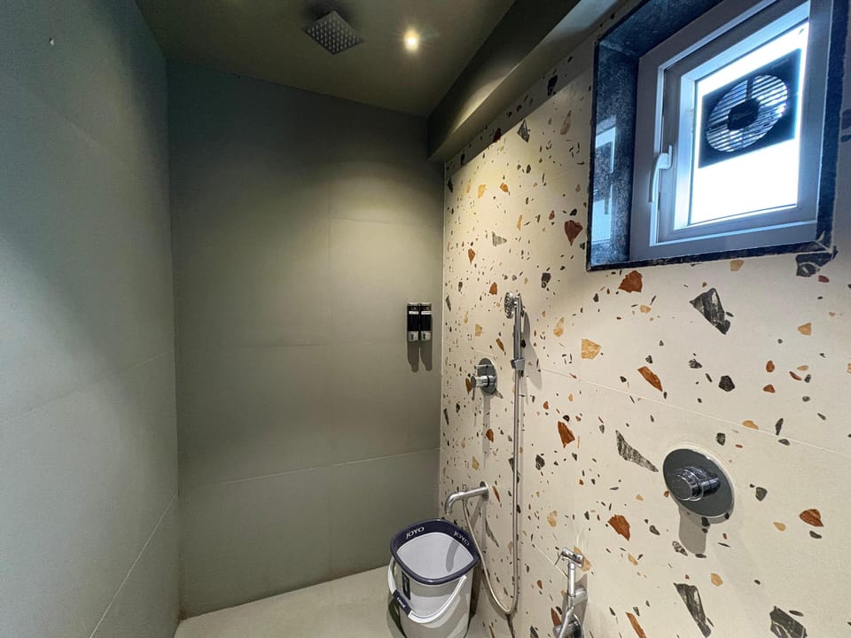 Executive Room | Bathroom | Shower, hair dryer, towels, soap