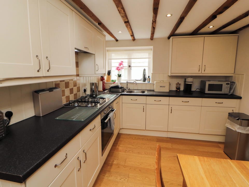 Cottage | Private kitchen | Fridge, dishwasher, electric kettle, cookware/dishes/utensils