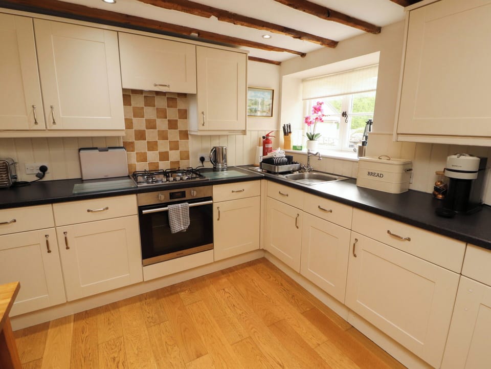 Cottage | Private kitchen | Fridge, dishwasher, electric kettle, cookware/dishes/utensils