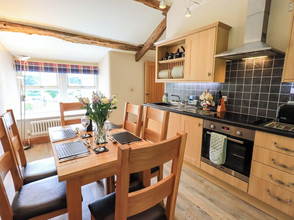 Cottage | Private kitchen | Fridge, cookware/dishes/utensils