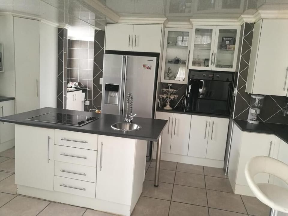 Double or Twin Room | Private kitchen | Electric kettle