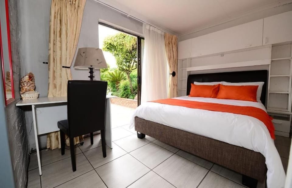 Cottage, Pool View | Minibar, individually decorated, individually furnished, desk