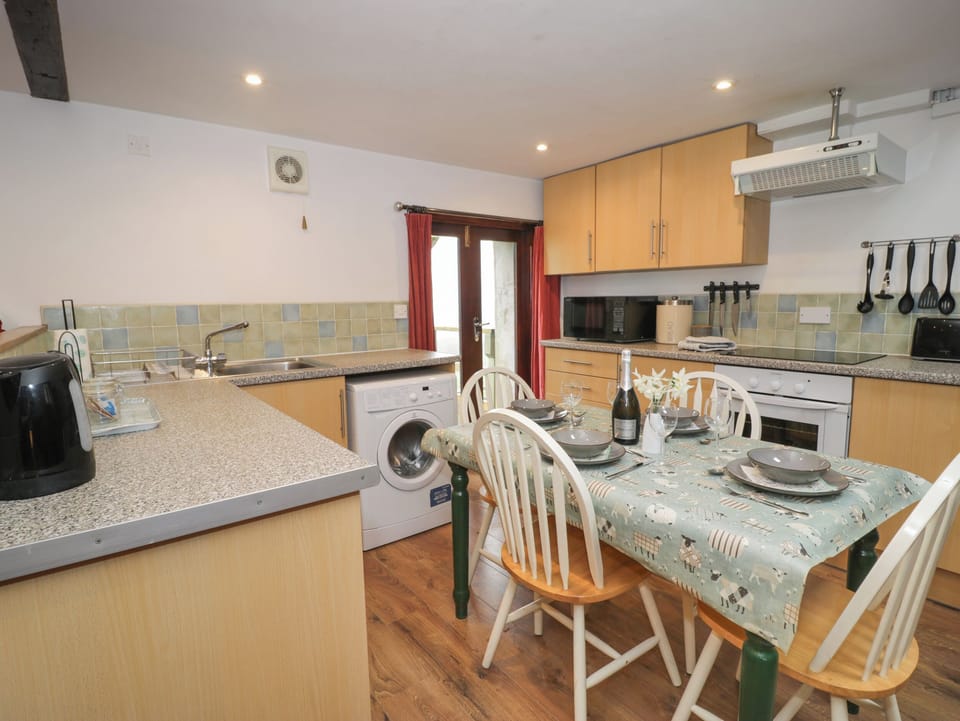 Fridge, cookware/dishes/utensils