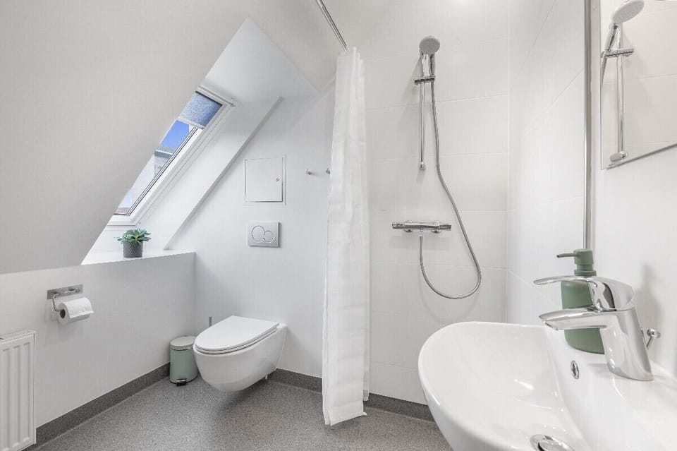 Classic Double or Twin Room, Garden View | Bathroom | Shower, towels, soap, shampoo