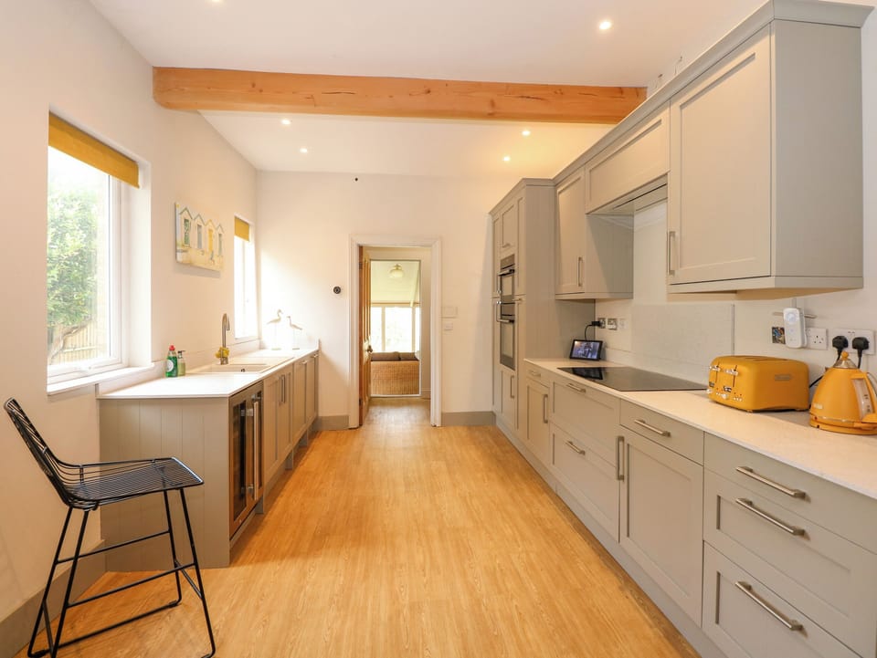 Fridge, dishwasher, cookware/dishes/utensils