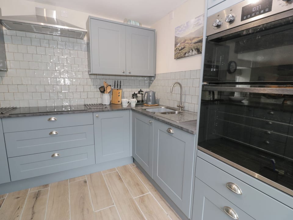 Fridge, dishwasher, cookware/dishes/utensils