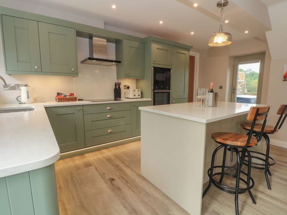 Fridge, dishwasher, cookware/dishes/utensils