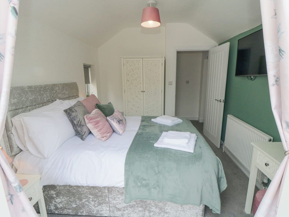2 bedrooms, individually decorated, individually furnished, free WiFi