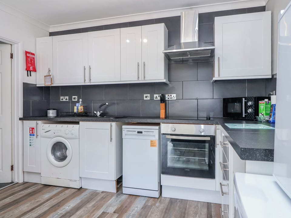 Cottage | Private kitchen | Fridge, dishwasher, electric kettle, toaster