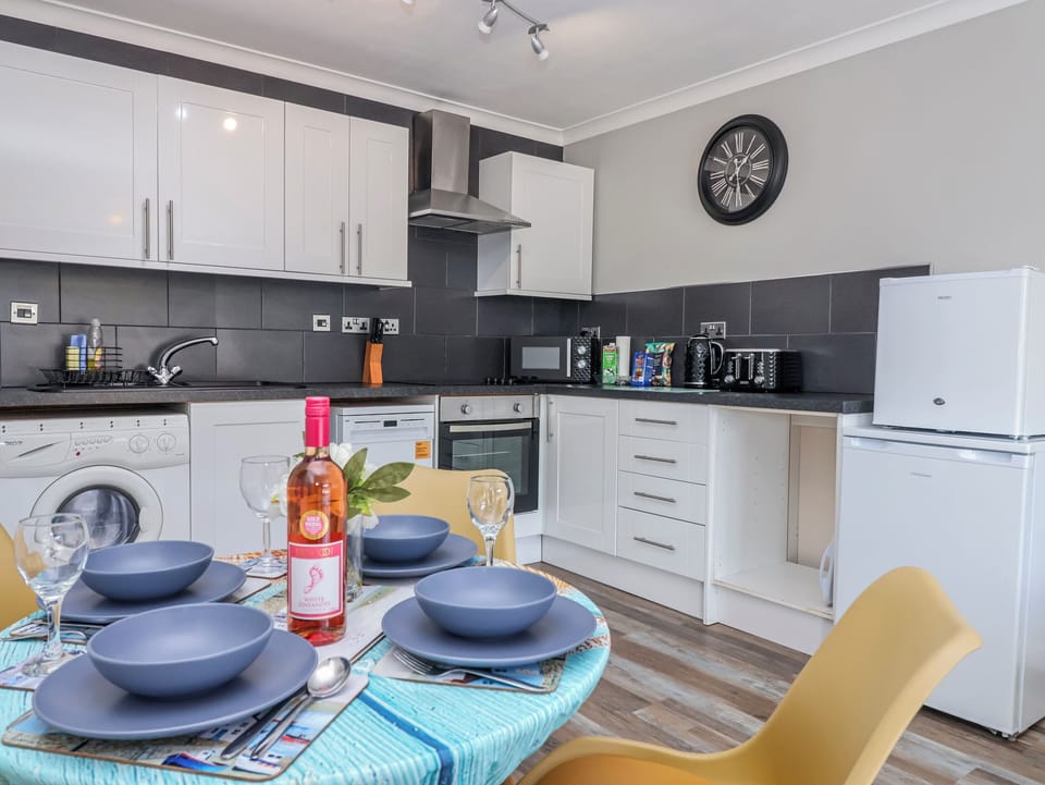 Cottage | Private kitchen | Fridge, dishwasher, electric kettle, toaster