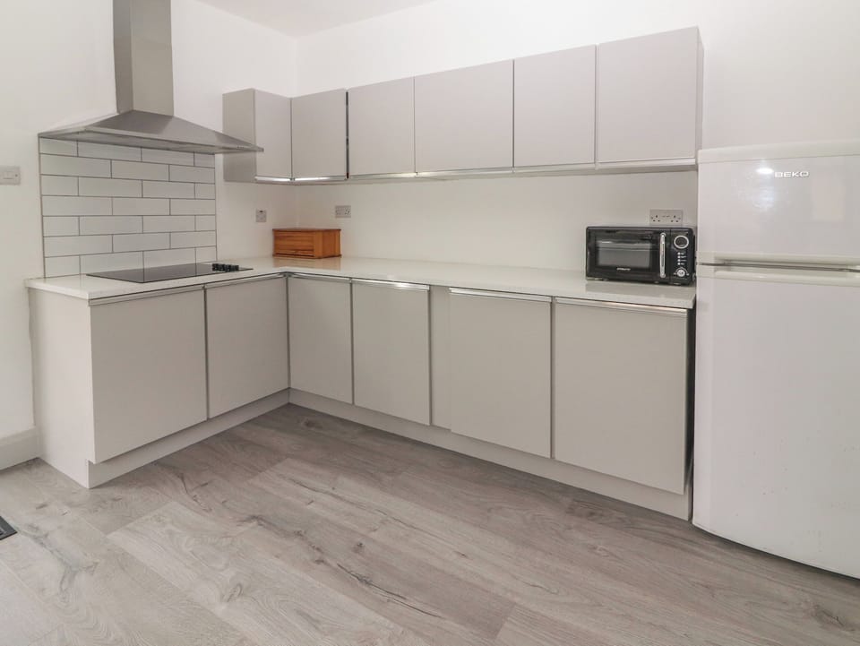 Dishwasher, electric kettle, cookware/dishes/utensils