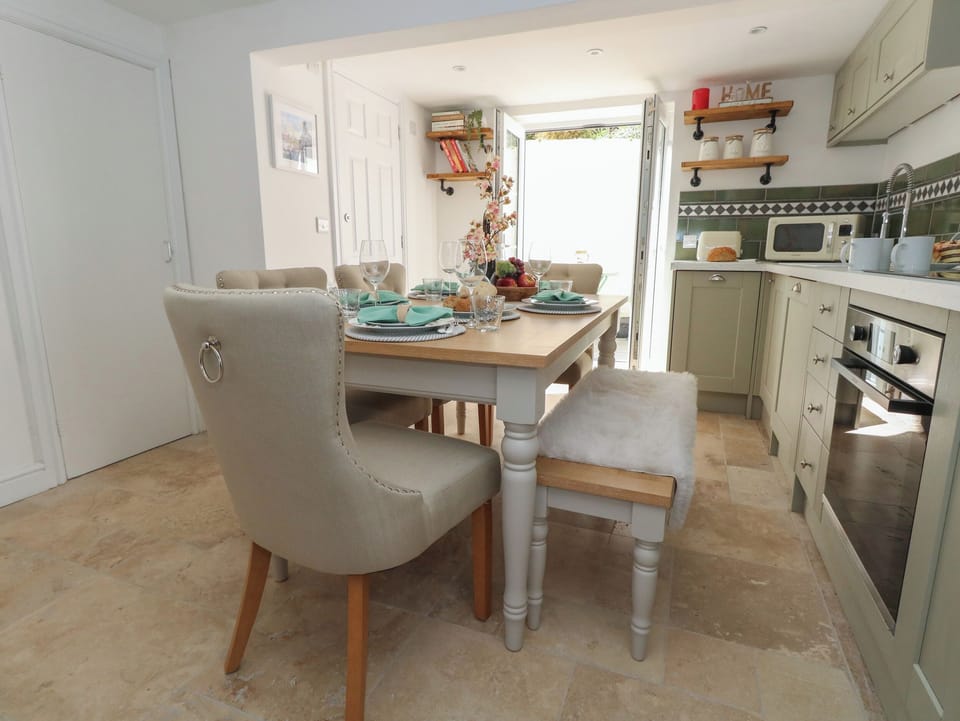 Dishwasher, electric kettle, toaster, cookware/dishes/utensils