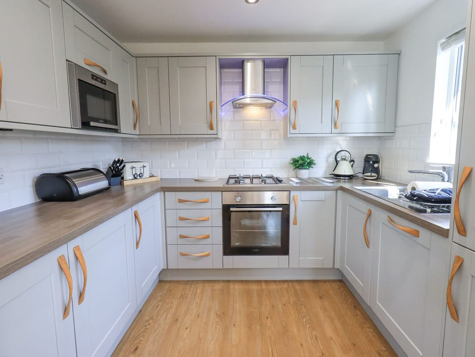 Cottage | Private kitchen | Dishwasher, electric kettle, toaster, cookware/dishes/utensils