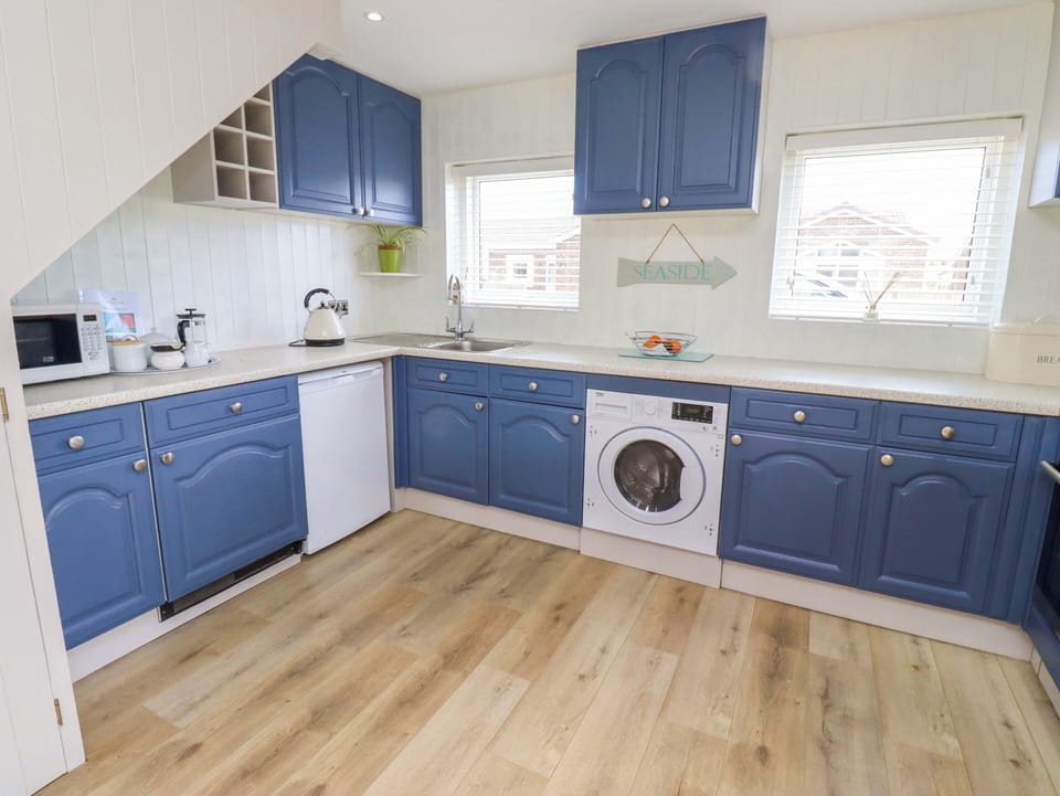 Cottage | Private kitchen | Fridge, electric kettle, cookware/dishes/utensils
