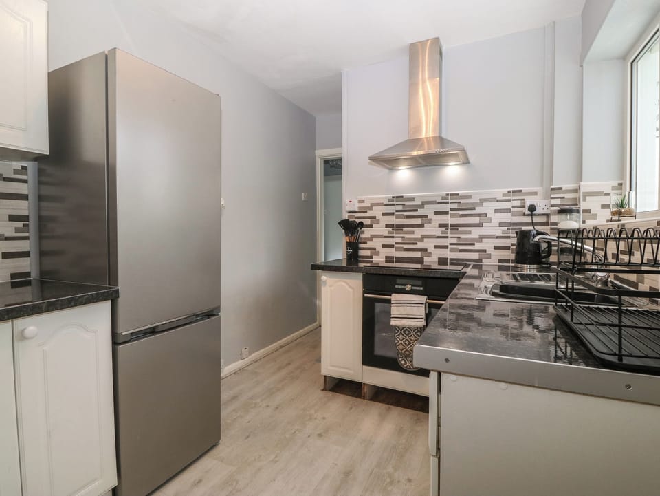 Fridge, cookware/dishes/utensils