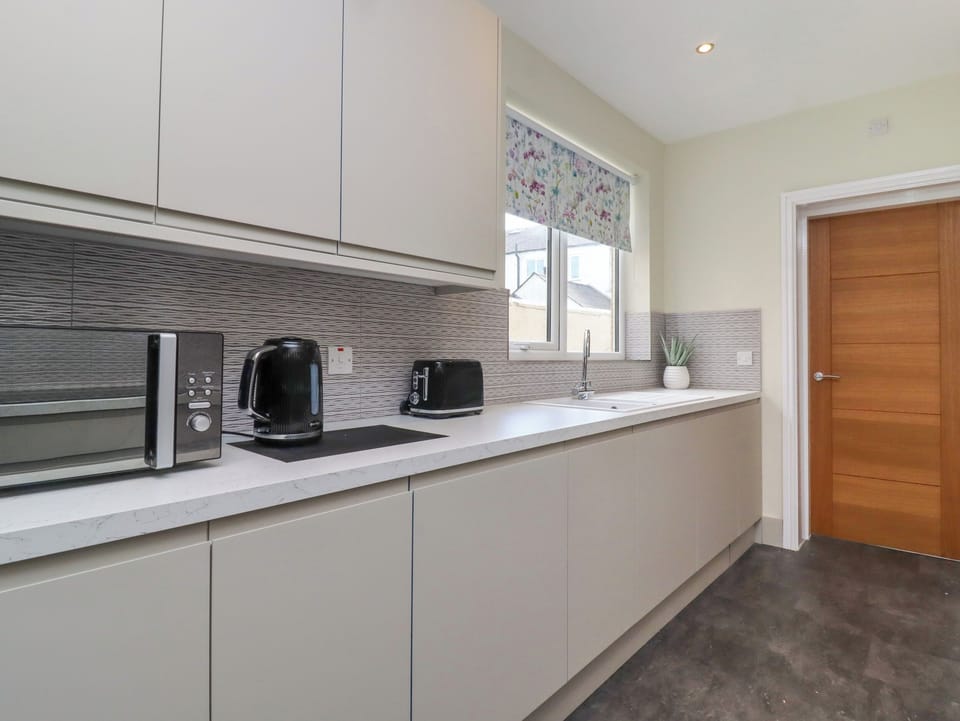Fridge, dishwasher, toaster, cookware/dishes/utensils