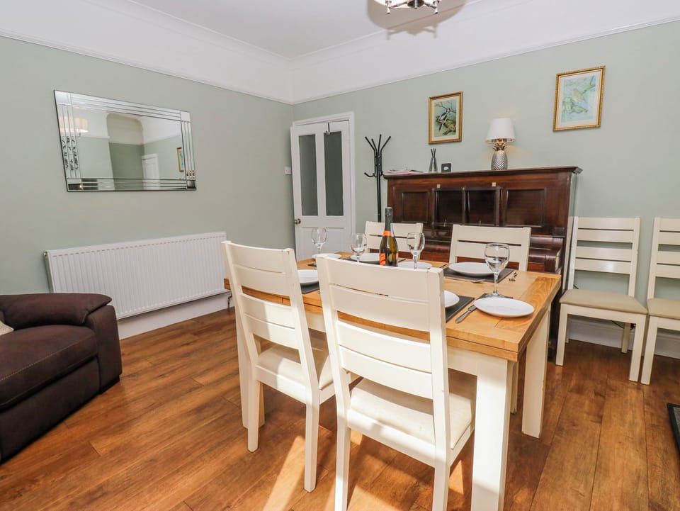 Cottage | Dining