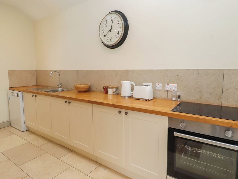 Cottage | Private kitchen | Fridge, dishwasher, electric kettle, toaster