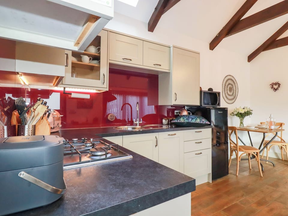 Cottage | Private kitchen | Fridge, dishwasher, electric kettle, toaster
