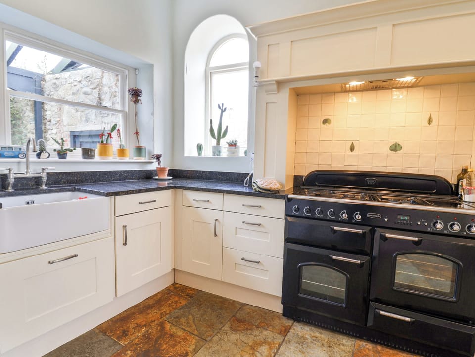 Fridge, dishwasher, toaster, cookware/dishes/utensils