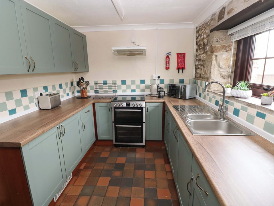 Cottage | Private kitchen | Dishwasher, electric kettle, toaster, cookware/dishes/utensils