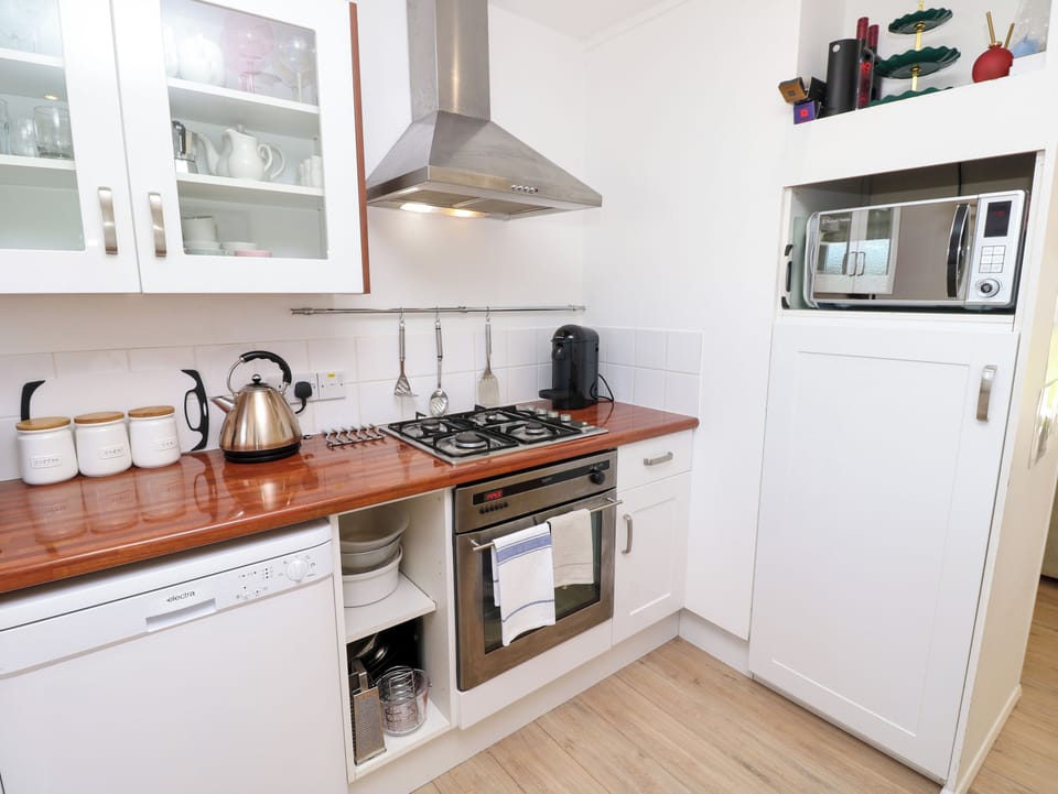 Cottage | Private kitchen | Fridge, dishwasher, electric kettle, toaster