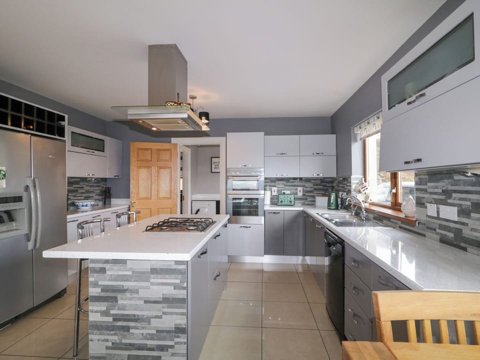 Dishwasher, electric kettle, toaster, cookware/dishes/utensils