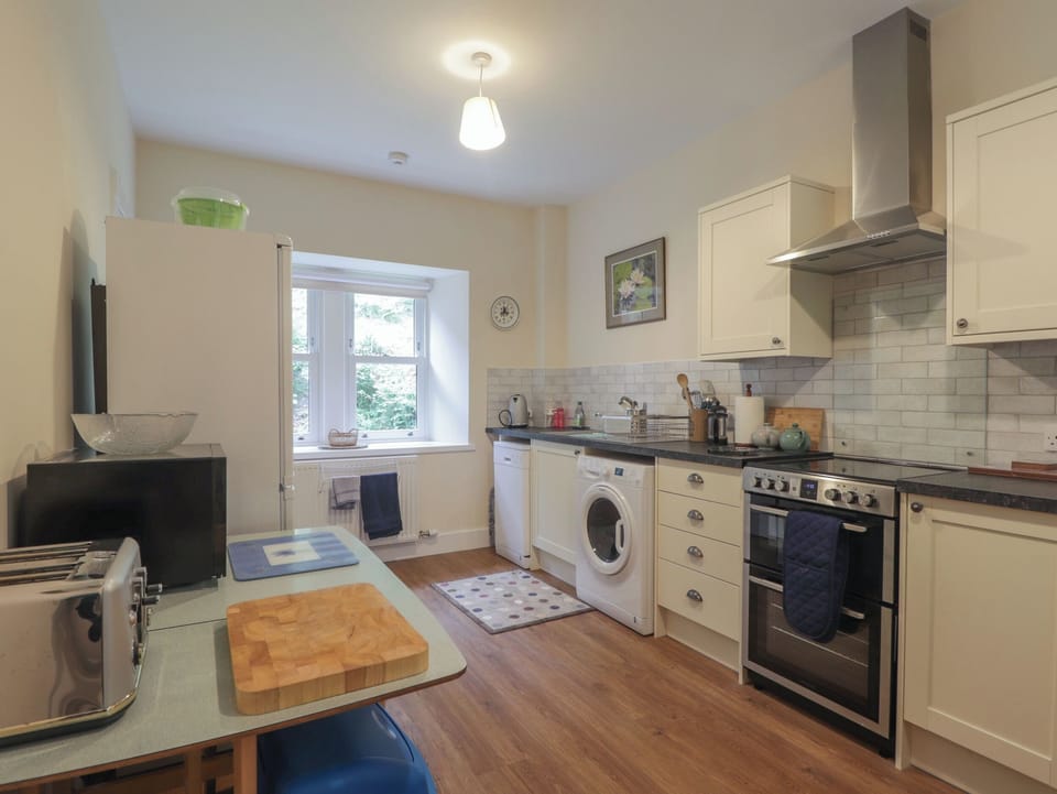 Fridge, dishwasher, toaster, cookware/dishes/utensils