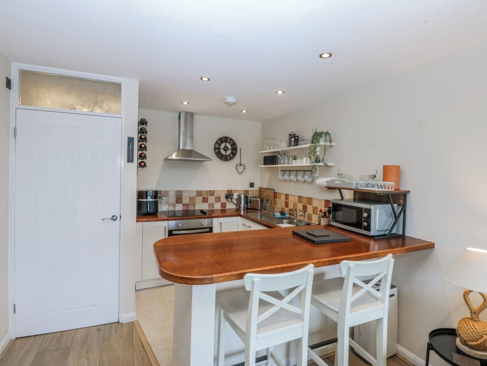 Cottage | Private kitchen | Fridge, electric kettle, toaster, cookware/dishes/utensils