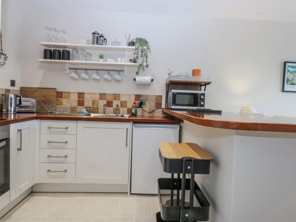 Cottage | Private kitchen | Fridge, electric kettle, toaster, cookware/dishes/utensils