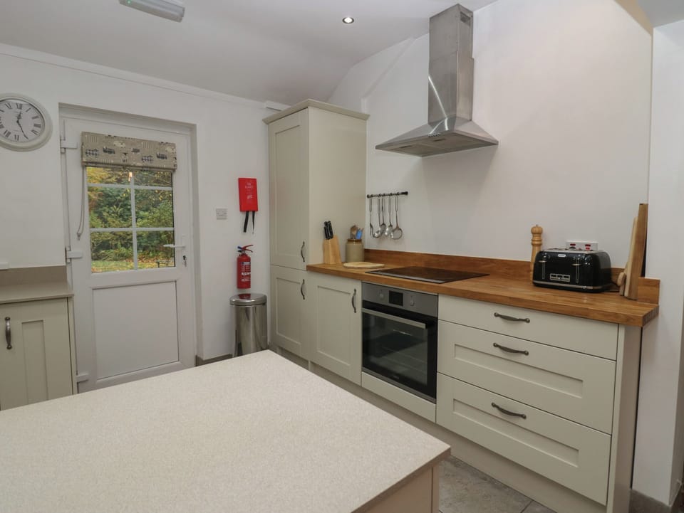 Fridge, dishwasher, electric kettle, cookware/dishes/utensils