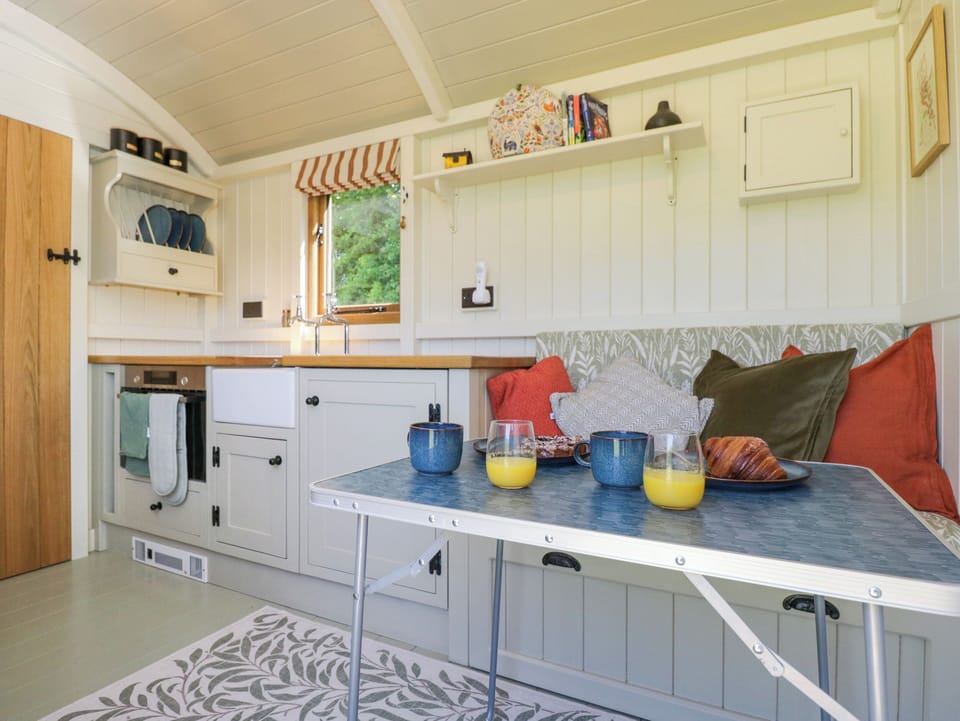 Cottage | Private kitchen | Fridge, dishwasher, electric kettle, toaster