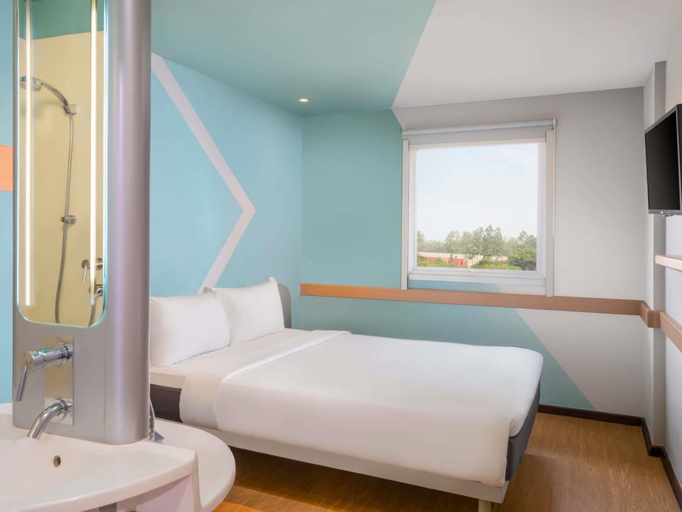Standard Room, 1 Double Bed | Pillowtop beds, in-room safe, blackout drapes, iron/ironing board