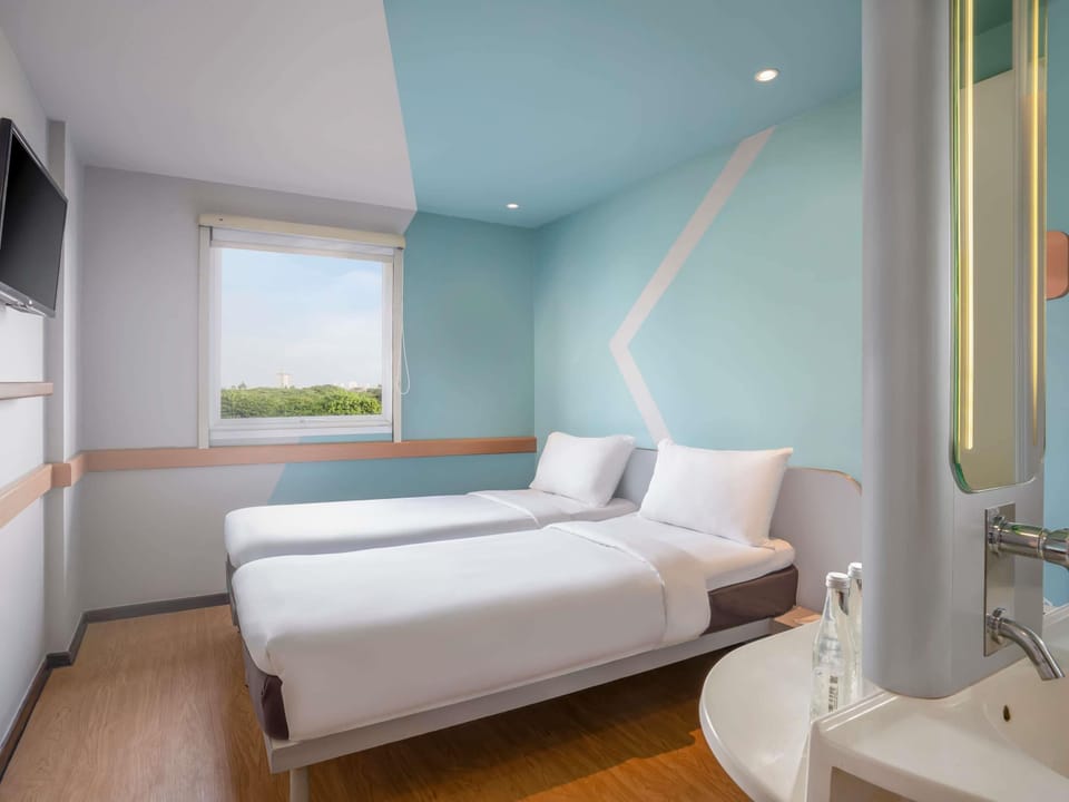 Standard Room, 2 Twin Beds | Pillowtop beds, in-room safe, blackout drapes, iron/ironing board